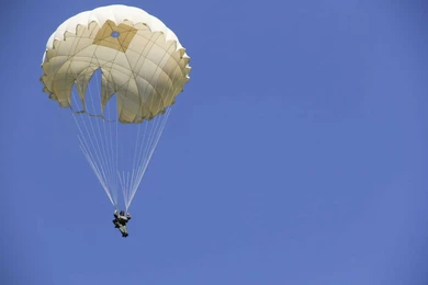 Под Астаной погиб солдат при прыжке с парашютом 
