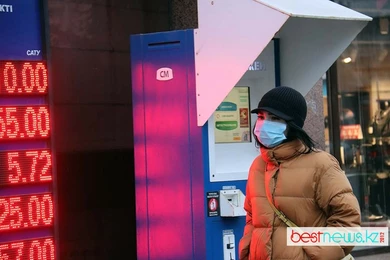 Эксперт: тенге обвалился, потому что Нацбанк перестал продавать доллары 