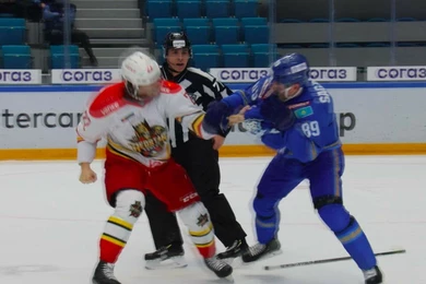 Сагадеев подрался с Мёрфи во втором периоде матча Барыс - КРС 