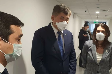 Биртанов надел маску и проверил карантинный  пост в аэропорту 