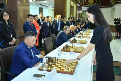 Мажилисмены сыграли в шахматы с Динарой Садуакасовой 