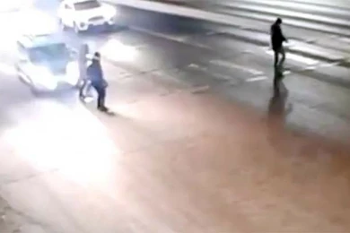 Жуткое видео: пьяный угонщик такси насмерть сбил женщину 