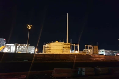 В Атырау от сильного ветра упала часть недостроенного флагштока 