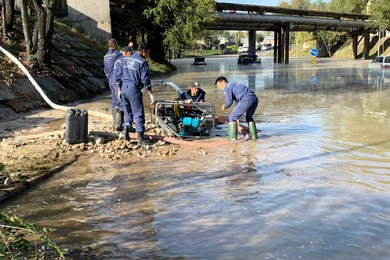 Трубу советских времен прорвало в Алматы и залило кипятком улицу 