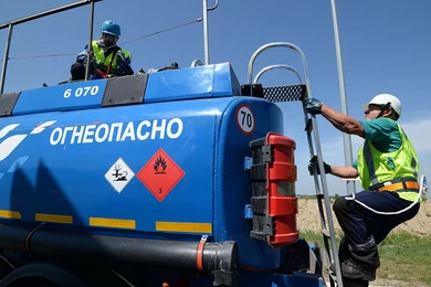 Казахстан будет продлевать запрет на вывоз бензина автотранспортом 