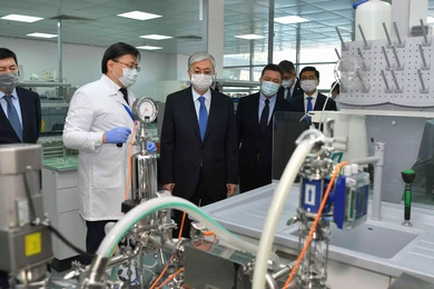 Токаеву показали тест-систему для выявления COVID19 в лаборатории 