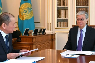 Токаев и Нурымбетов обсудили работу госслужащих в выходные дни 