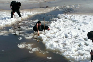 Спасатели показали, как они рискуют жизнью в борьбе с паводками в Казахстане - фото, видео 