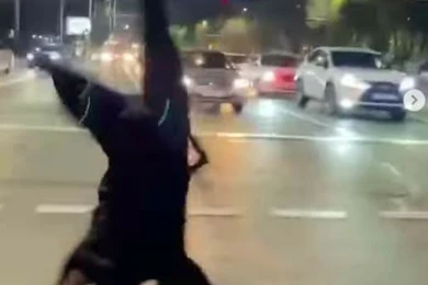 Житель Алматы сделал сальто на «зебре» и был наказан полицией – видео 