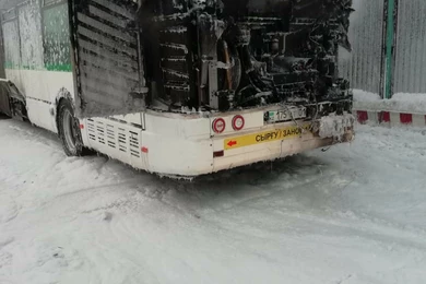 Пассажиры успели эвакуироваться: в аэропорту загорелся автобус 