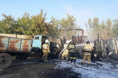 В столице РК загорелись бочки с битумом 