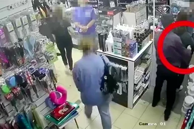 В Нур-Султане карманник украл на iPhone и "попал" на камеру 