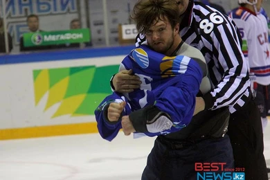 Назовите имя и фамилию тафгая Барыса, уложившего на лед и соперника, и судью 