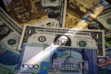 Нацбанк: с октября по ноябрь нацвалюта ослабла до 388,74 тенге за доллар 