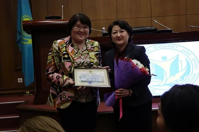 Министр культуры и спорта РК Актоты Раимкулова вручила Почетную грамоту главному редактору РИА Bestnews.kz Жанар Сердалиной 