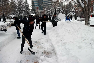 #BizBirgemiz: Министр экологии вместе с подчиненными расчистил сквер от снега 