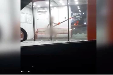 Голый мужчина оказал сопротивление полицейским в теплой остановке 