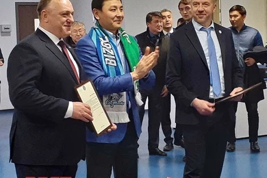 Аким Нур-Султана поздравил игроков "Барыса" в раздевалке 