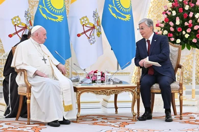 Президент Казахстана и Папа Римский совершили совместную прогулку 