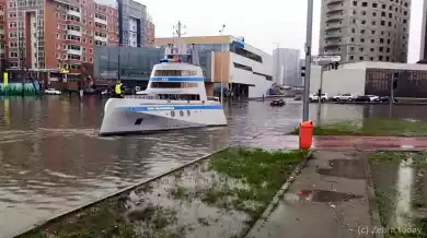 После ливней Астана превращается в Венецию