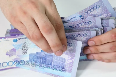 Безналичные переводы казахстанцев: Токаев дал поручения 