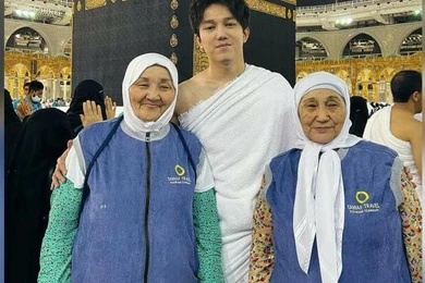 Димаш Кудайберген привез своих родных в Мекку 