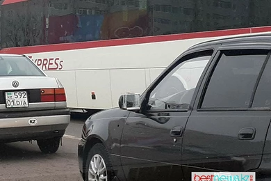  Обычное зеркало на скотче: как в Нур-Султане автомобилисты заменяют поврежденные запчасти 