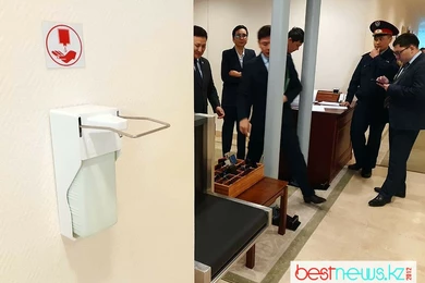 Коронавирус: министрам Казахстана предлагают дезинфицировать руки перед входом в зал 