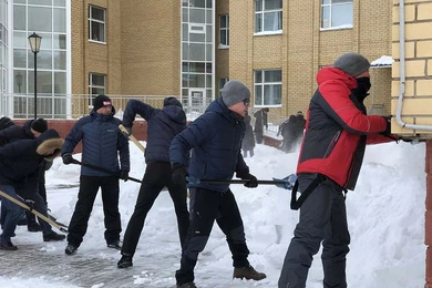 Коллектив Минюста вместе с Маратом Бекетаевым убрали снег во дворе больницы 