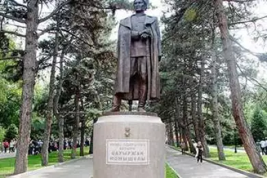 Памятник Бауржану Момышулы в парке имени 28 гвардейцев-панфиловцев