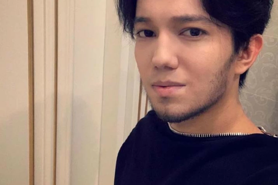 Обожаемый небритыш: Димаш показался публике в новом имидже  