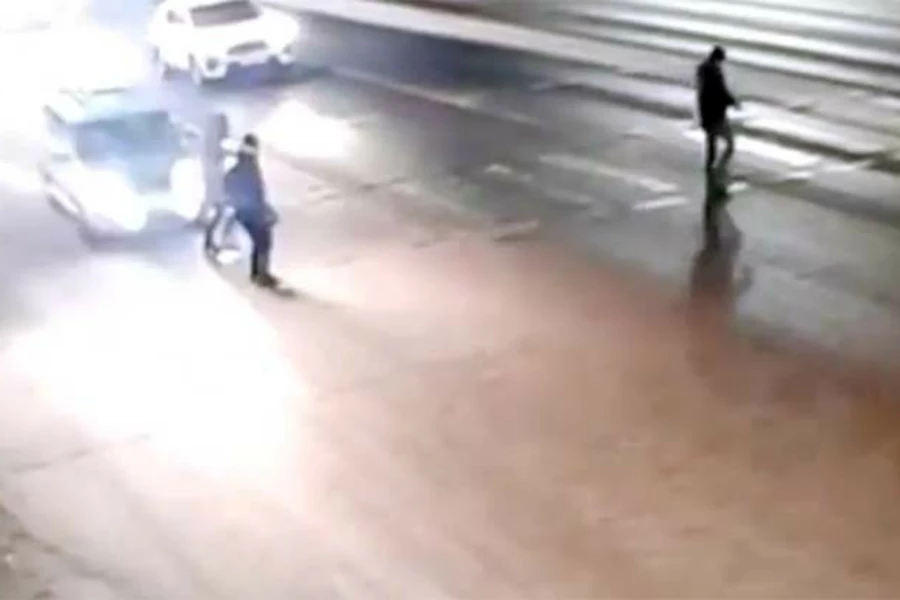 Жуткое видео: пьяный угонщик такси насмерть сбил женщину 