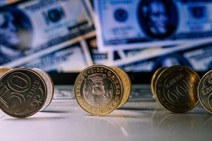 Курс доллара на утренних торгах составил 388,65 тенге 