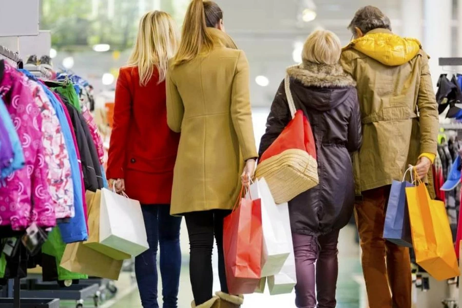 Сколько казахстанцы и россияне тратят на шопинг и туризм  