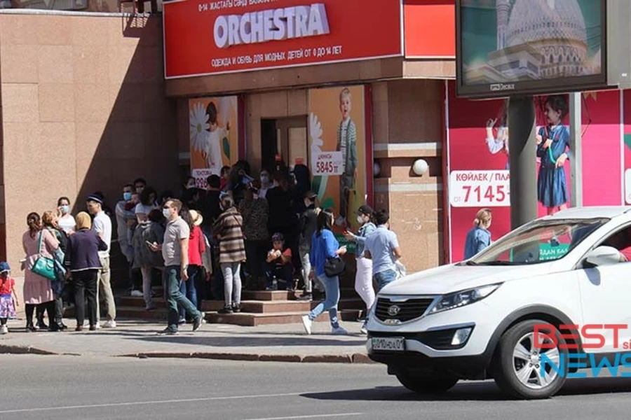 Астанчане выстроились в очереди в магазины и "обменники" 