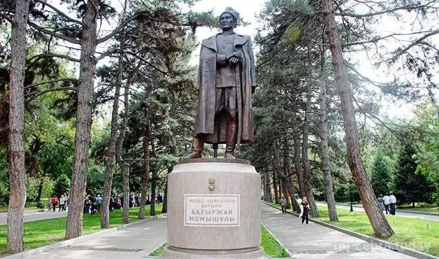 Памятник Бауржану Момышулы в парке имени 28 гвардейцев-панфиловцев