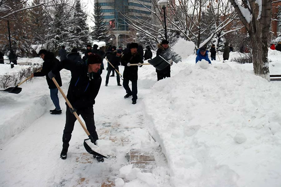 #BizBirgemiz: Министр экологии вместе с подчиненными расчистил сквер от снега 