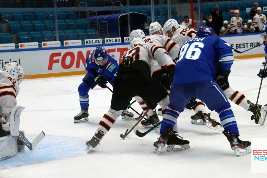 Барыс и Амур обменялись шайбами во втором периоде 