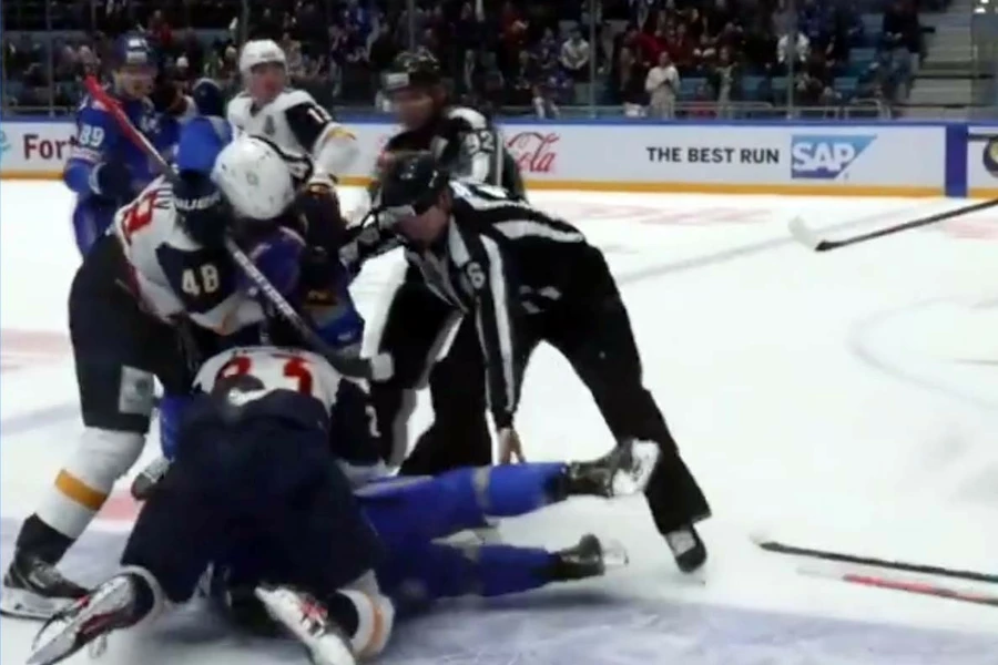 Видео драки Петухова и Блэкера в матче БарысvsМеталлург 