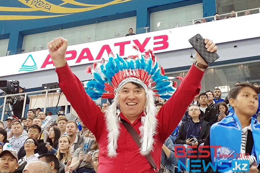 Чингачгук, веселые обезьянки, плакаты: как жители Алматы отрывались на матче БарысvsТрактор 