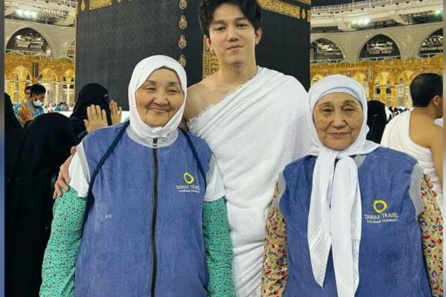 Димаш Кудайберген привез своих родных в Мекку 