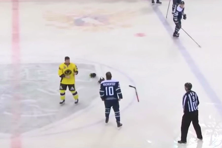 Жестокая драка ТунхузинvsРяшенцев в матча "Югра-Сарыарка" 