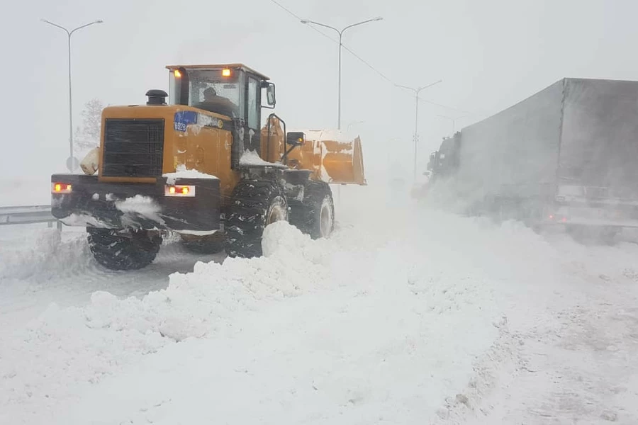 Более 2400 авто вытащили дорожники на дорогах 